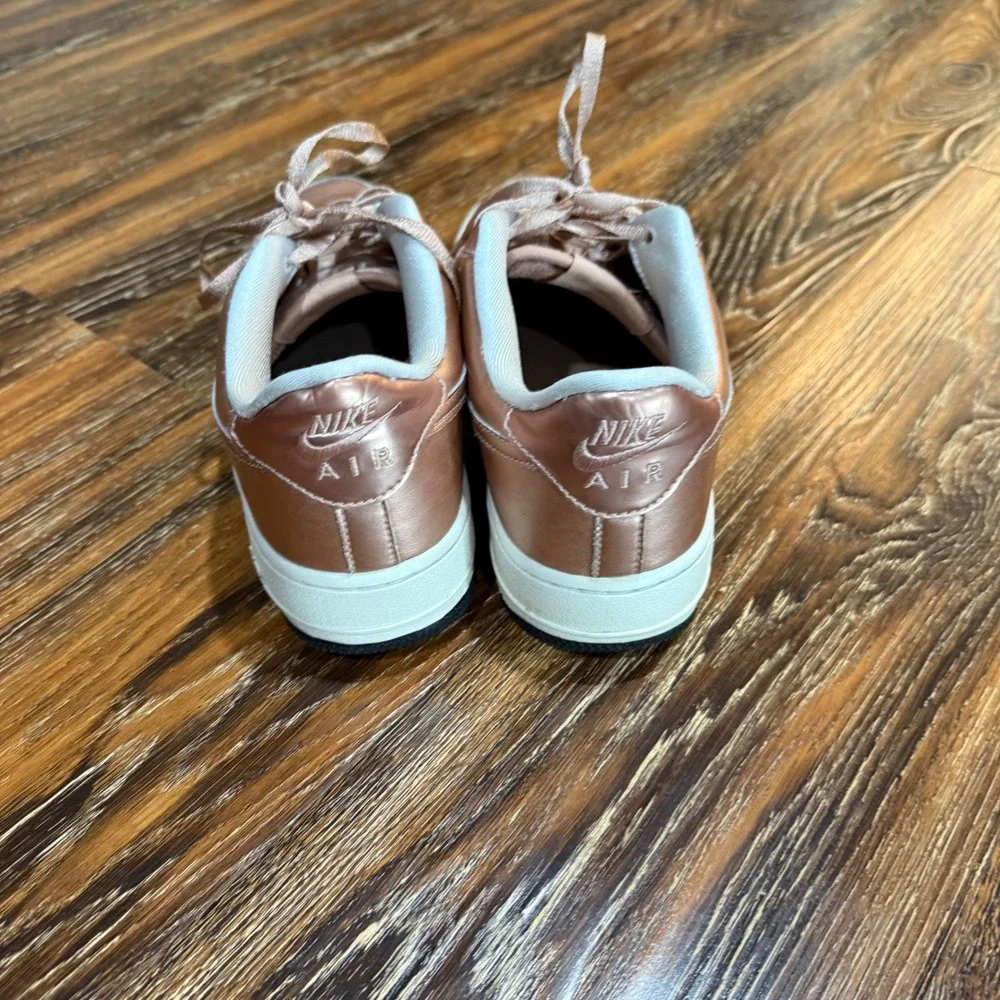 Nike Air Force 1 Low Kids Girls 6.5Y Rose Gold Metallic Sneaker 877083-901 Shoe